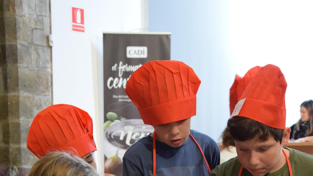 Concursantes mostrando un plato a un miembro del jurado.