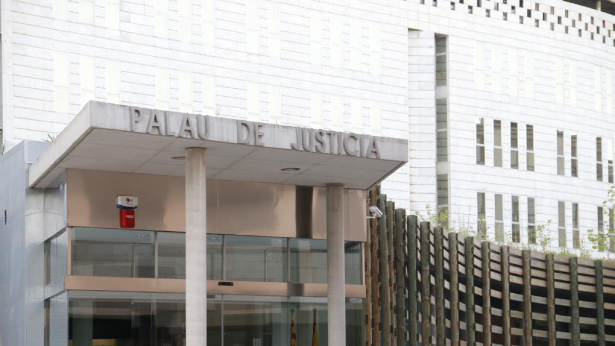 Vista de l’entrada a l’Audiència Provincial, a l’edifici judicial del Canyeret.
