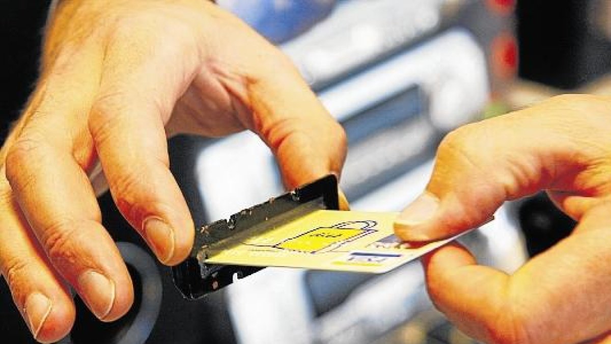 La clonación de tarjetas bancarias en los cajeros, una de las estafas más frecuentes.