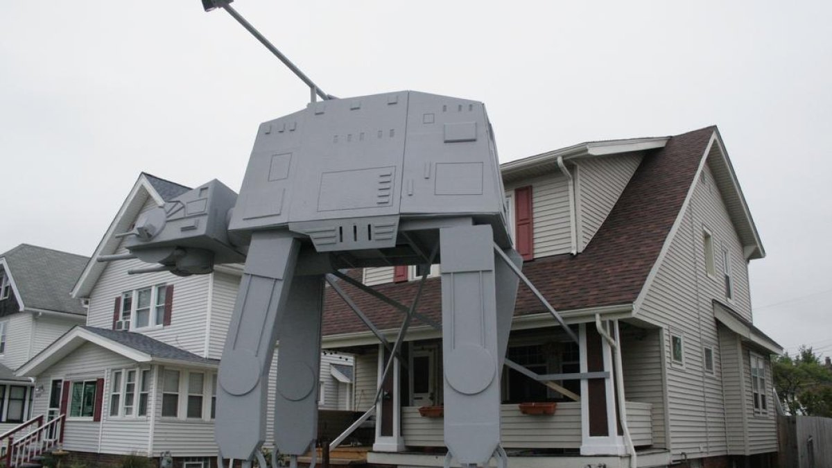 Un veí d'Ohio replica al seu jardí un transport cuirassat d'Star Wars