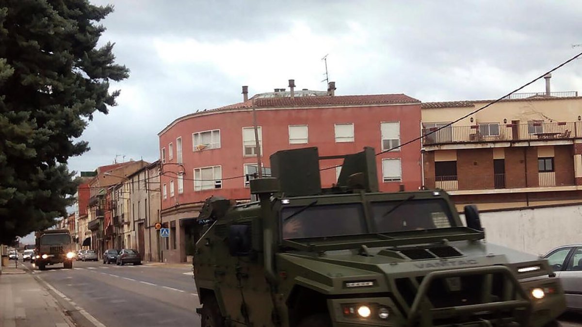 El convoy militar circulando por La Fuliola.