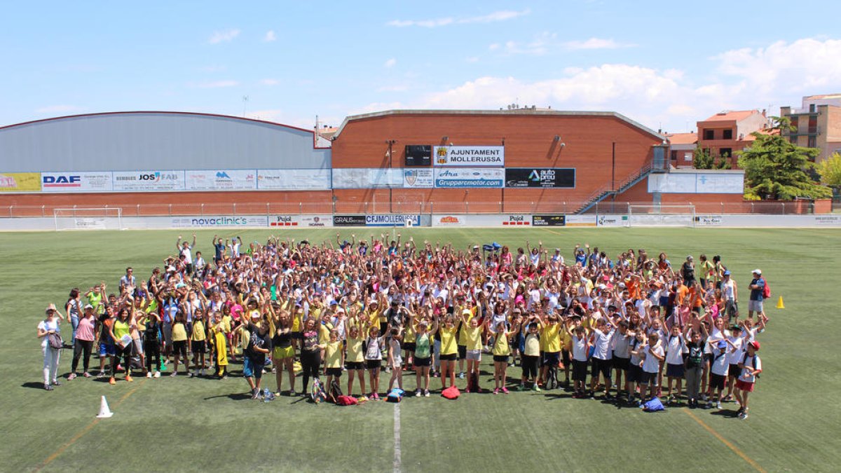 Un esdeveniment del Pla Català de l’Esport a l’Escola celebrat al camp de futbol del Mollerussa.