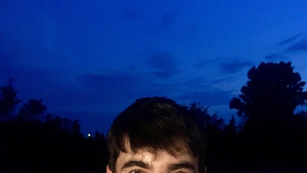 Miquel Travé mostra exultant la medalla de plata. A la dreta, és felicitat pel seu seleccionador, el lleidatà Jordi Domenjó.