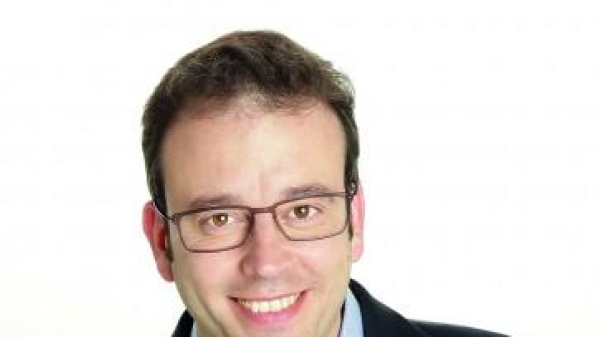 Pablo Casado, vicesecretario de Comunicación del PP, con el cartel.