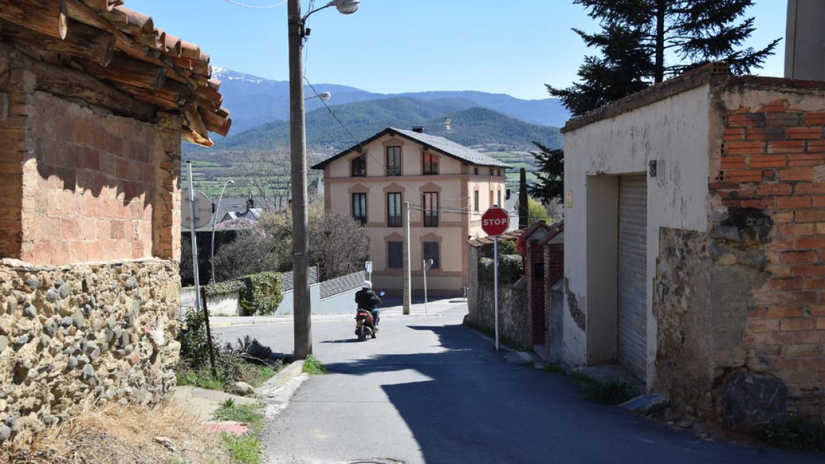 La calle Bellavista sirve de acceso al barrio y a Calbinyà.