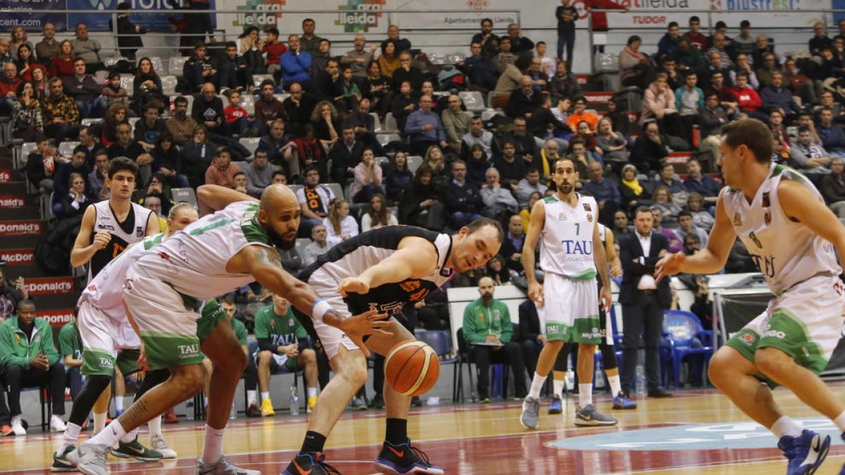 Mike Karena lucha por un balón con el jugador del Castelló Kyle Rowle, en una acción del encuentro disputado ayer en el Barris Nord.
