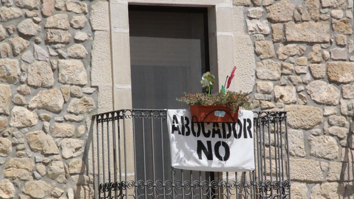 Imatge d’arxiu d’una pancarta contra el projecte a Maials.