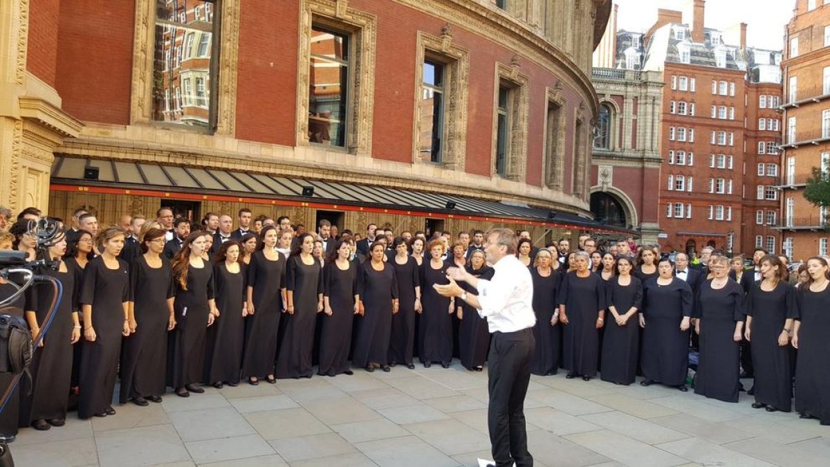 El Orfeó Català y el Cor de Cambra del Palau, el sábado, ante el Royal Albert Hall de Londres.