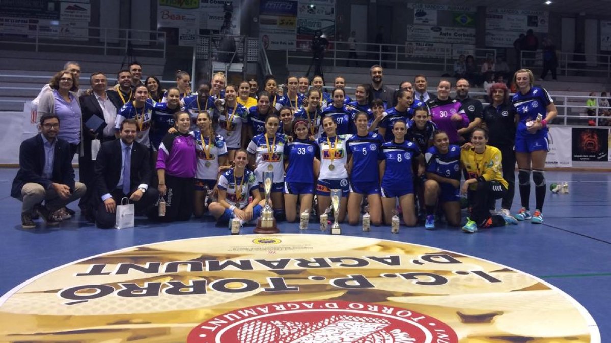 Las jugadoras de ambos equipos posaron juntas a la finalización de la final disputada en Agramunt.