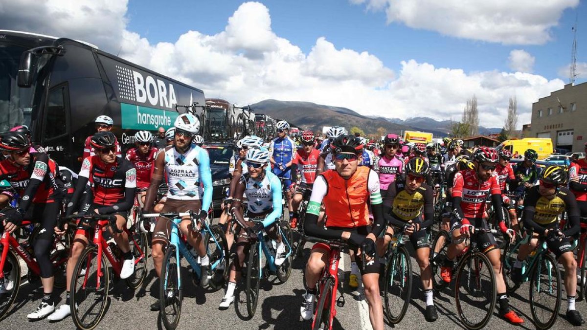 Els ciclistes a punt de prendre la sortida de l’etapa a la localitat de Montferrer.