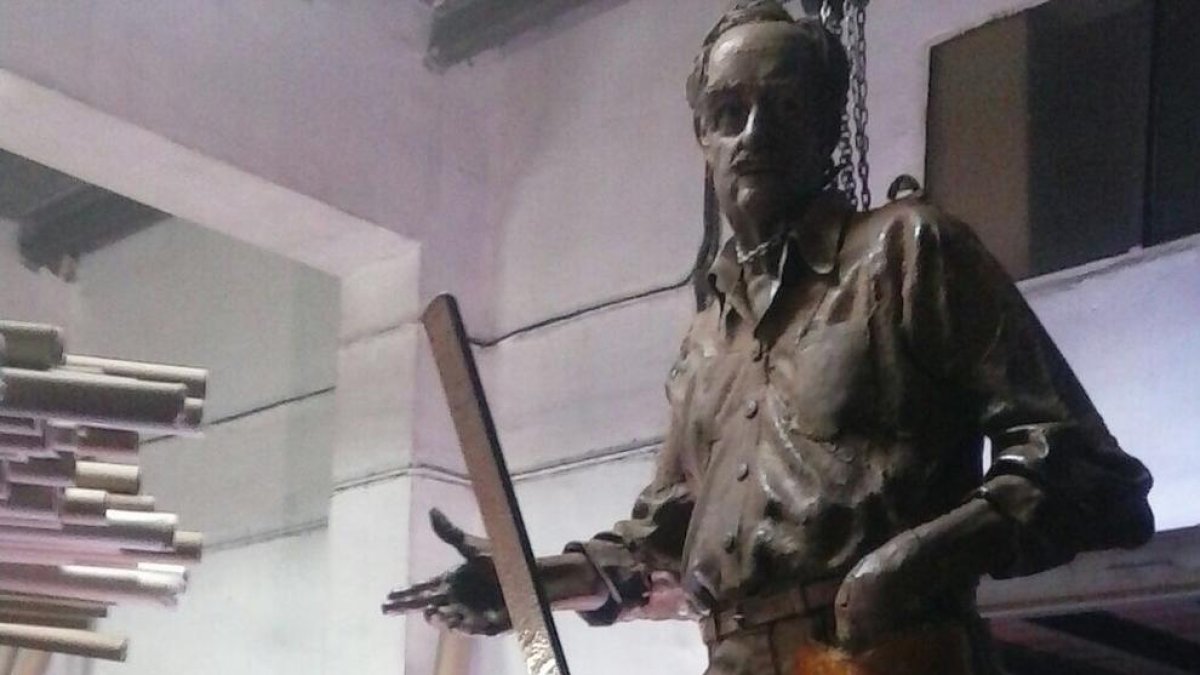 El artista trabajando en la restauración de la estatua.