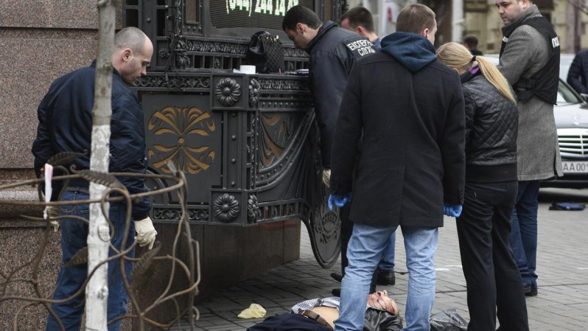 Policies inspeccionen l’escena del crim al costat del cos sense vida de l’exdiputat rus.