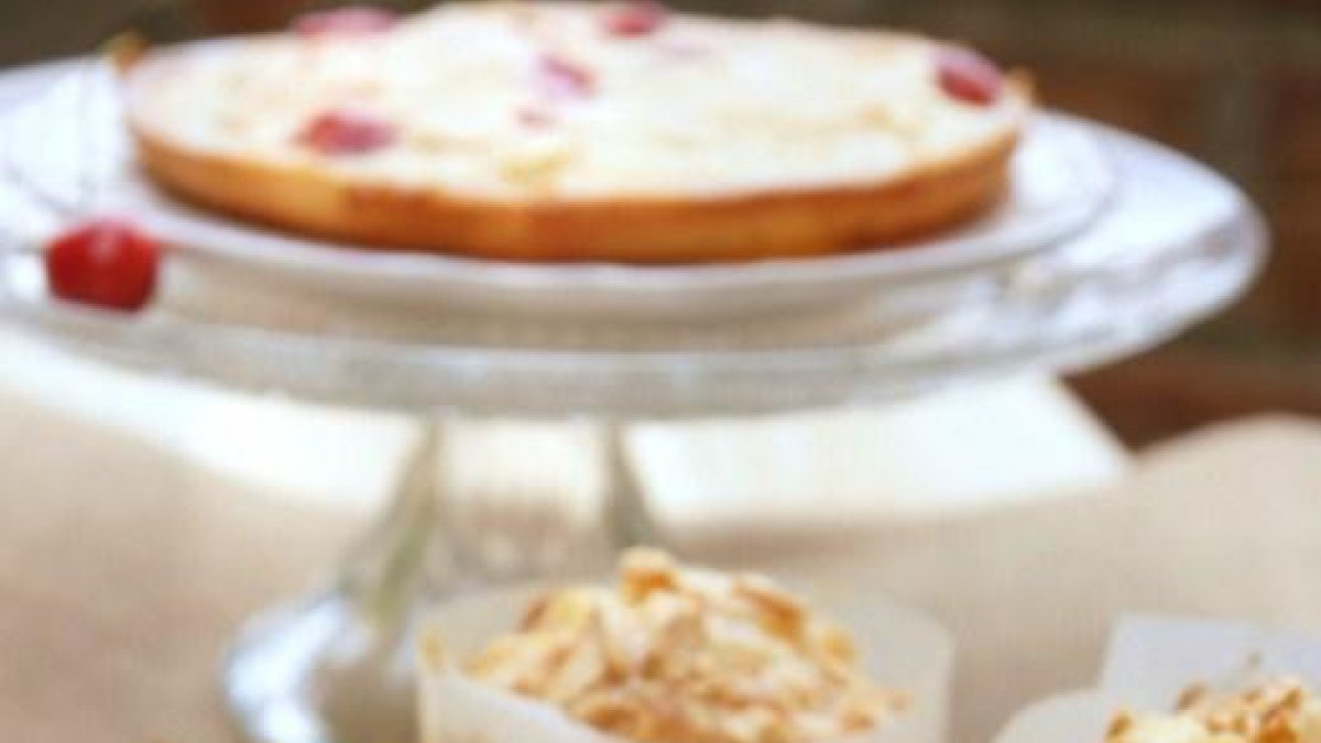 Pastís d’albercocs, llimona i cireres