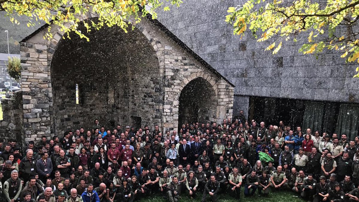 Foto de grup dels participants a l’església de Mijaran, adaptada per celebrar el congrés internacional.
