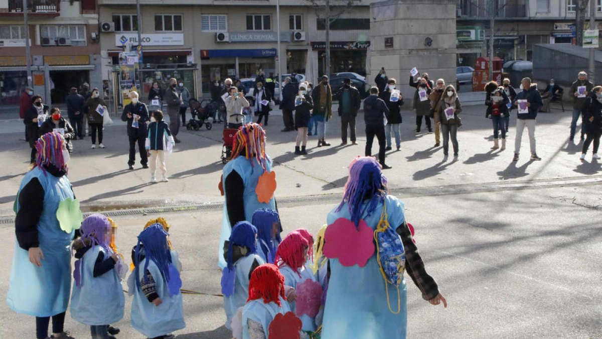 Una protesta contra el tancament de les escoles bressol Germans Grimm i Vailet.