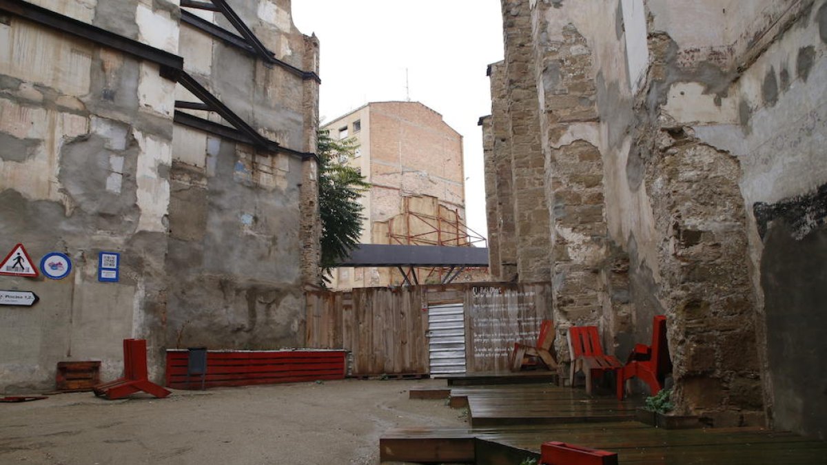 Imatge del solar que la Paeria adquirirà per fer una entrada al barri jueu, del qual s’aprecia una passarel·la al fons.