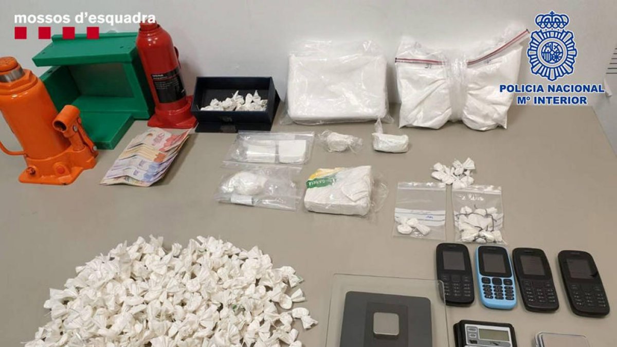 Droga i material intervingut en l’operació policial.