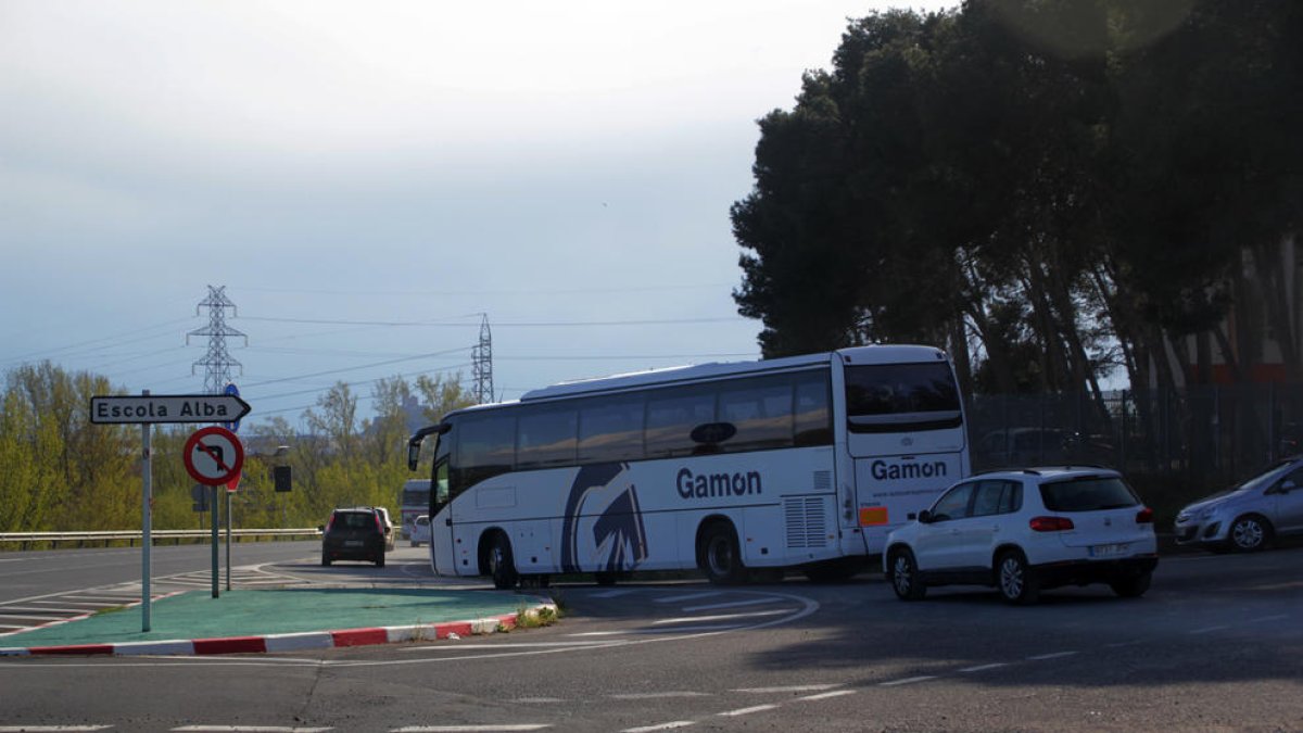 En el cruce de la C-12 de acceso a la Escola Alba hay actualmente una semirrotonda.