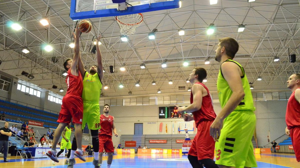 Oriol intenta anotar ante la defensa del murciano Molina.