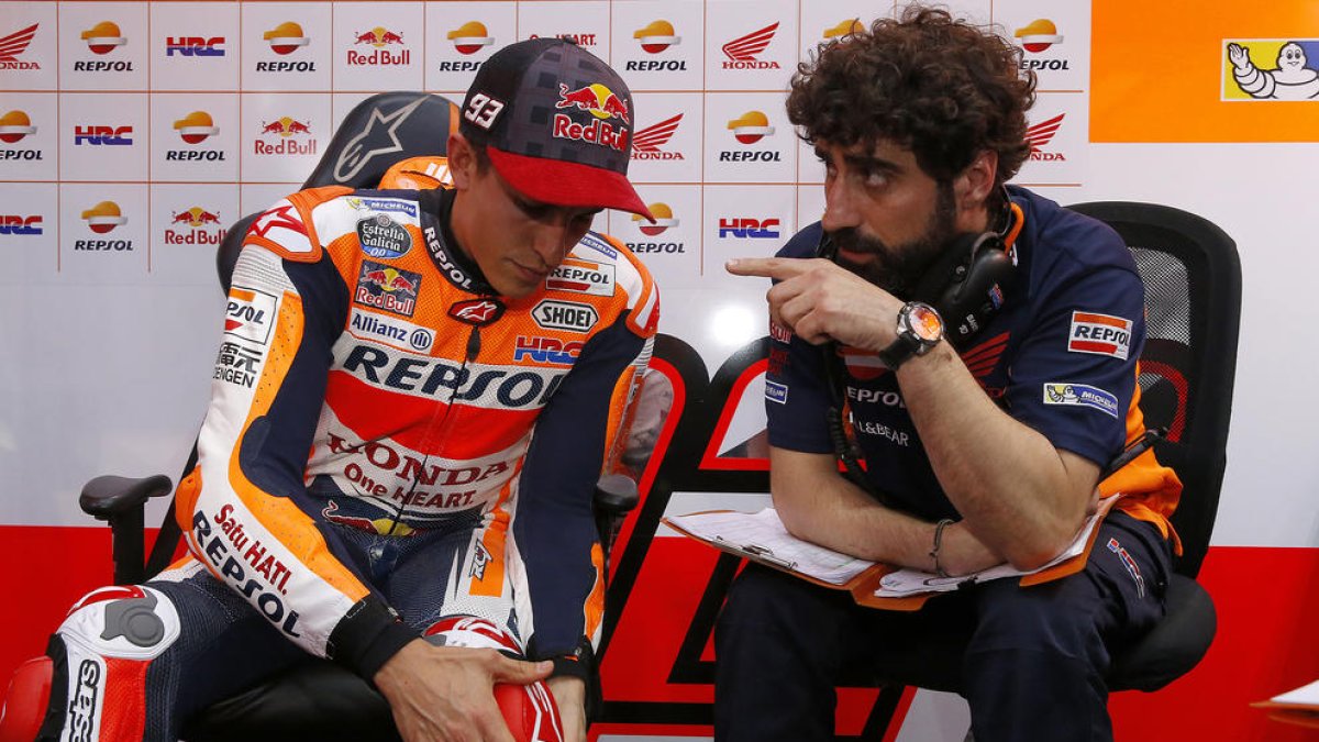 Marc Màrquez comparteix impressions amb Santi Hernández en el primer entrenament lliure a Qatar.