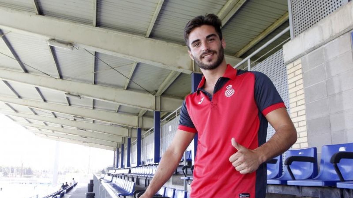 Doncel, ayer en las instalaciones del RCD Espanyol, tras firmar por dos temporadas.