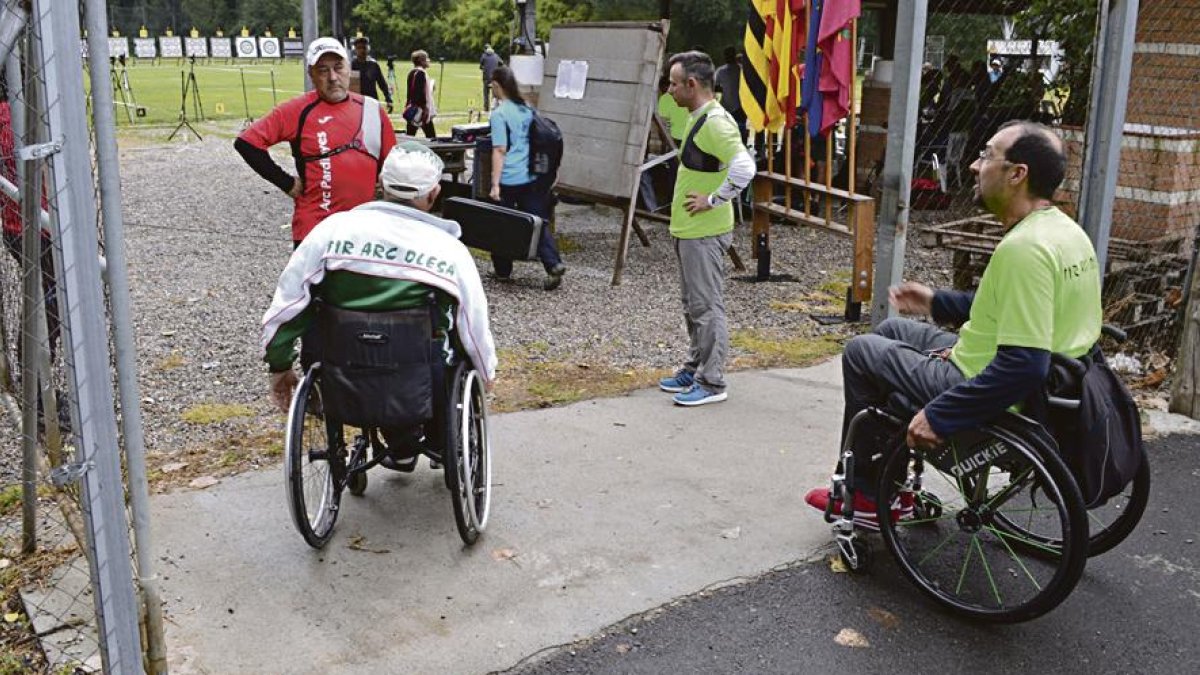 Momento en el que arqueros del Olesa discuten con directivos del Pardinyes en la zona del conflicto.