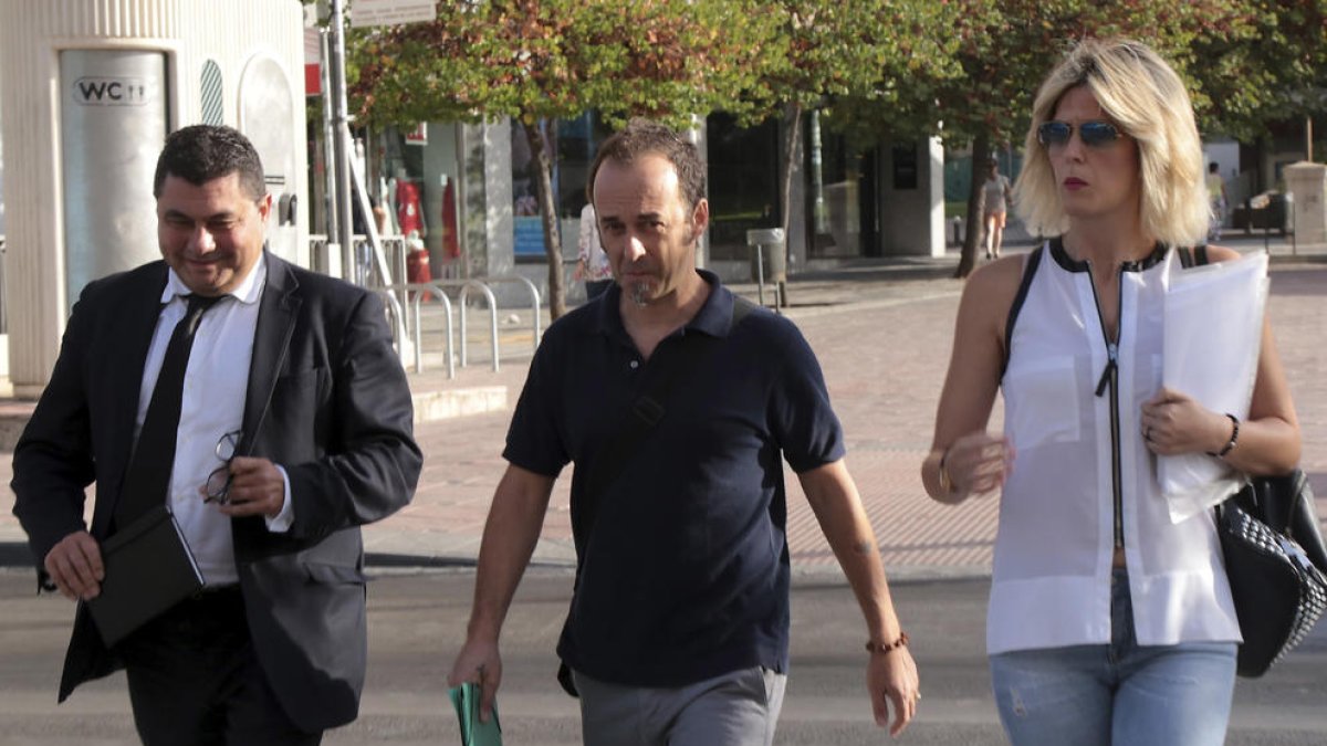 Francesco Arcuri (c), exparella de Rivas i pare dels seus fills, a l’arribar al jutjat amb els advocats.