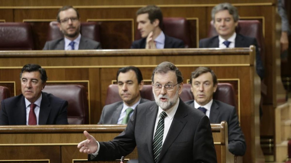El Govern espanyol i el PSOE pacten convocar les eleccions a Catalunya al gener