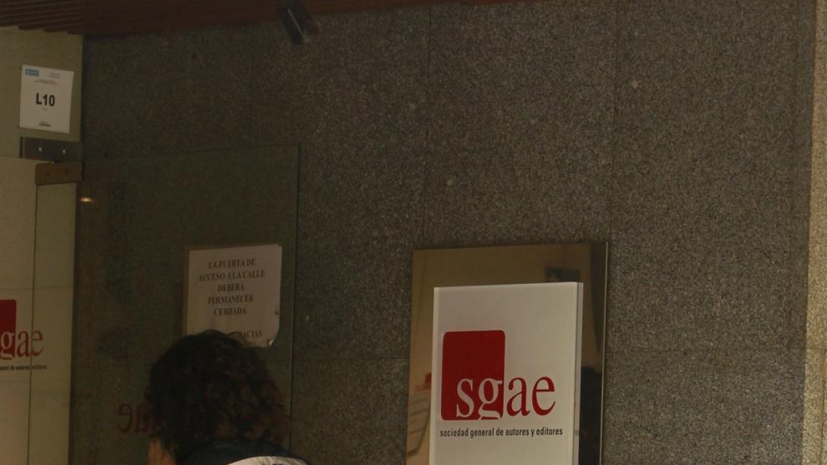 Agents de policia van anar ahir a la seu central de l’SGAE a Madrid per recollir informació.