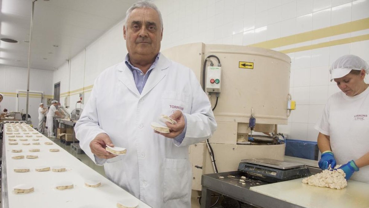 Ángel Velasco, en las instalaciones de la empresa en Agramunt con sus famosos turrones.