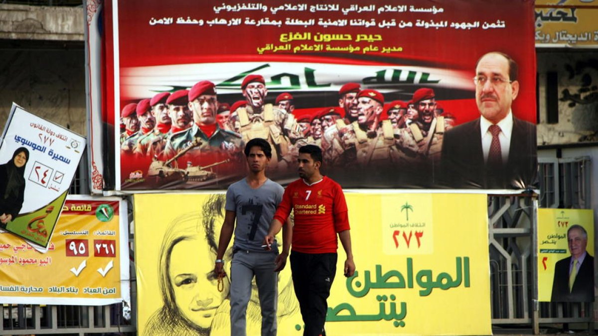 Imagen de archivo de carteles electorales en Irak.