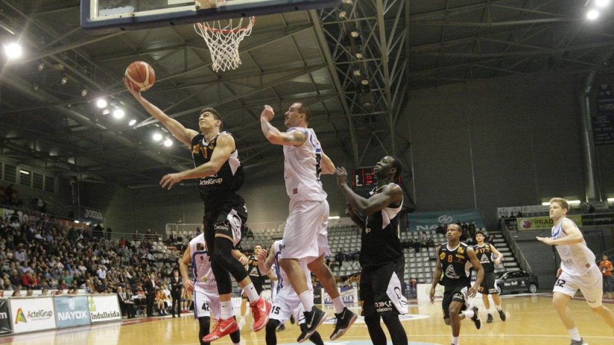 Marc Rubín de Celis hace una penetración ante la presencia de Jason Cain y su compañero Mbaye.