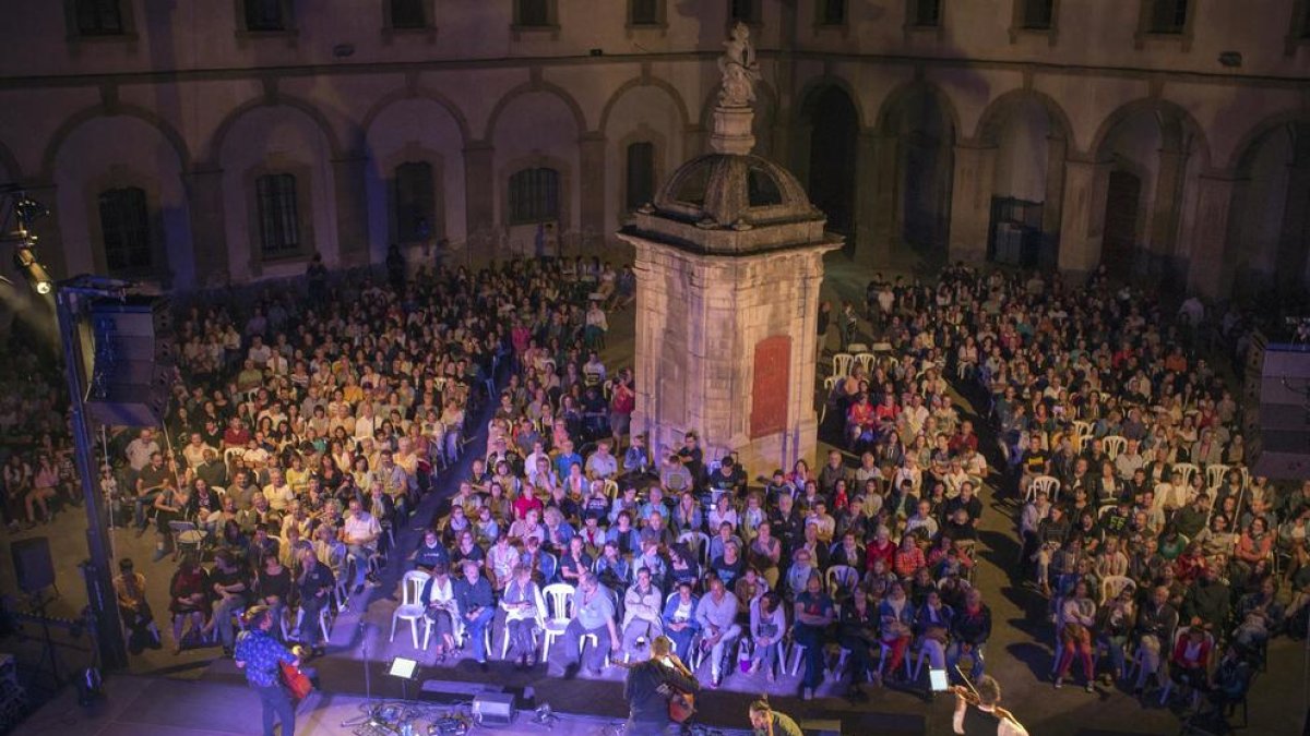 Un moment del concert que va oferir el grup Blaumut ahir a la Universitat de Cervera.