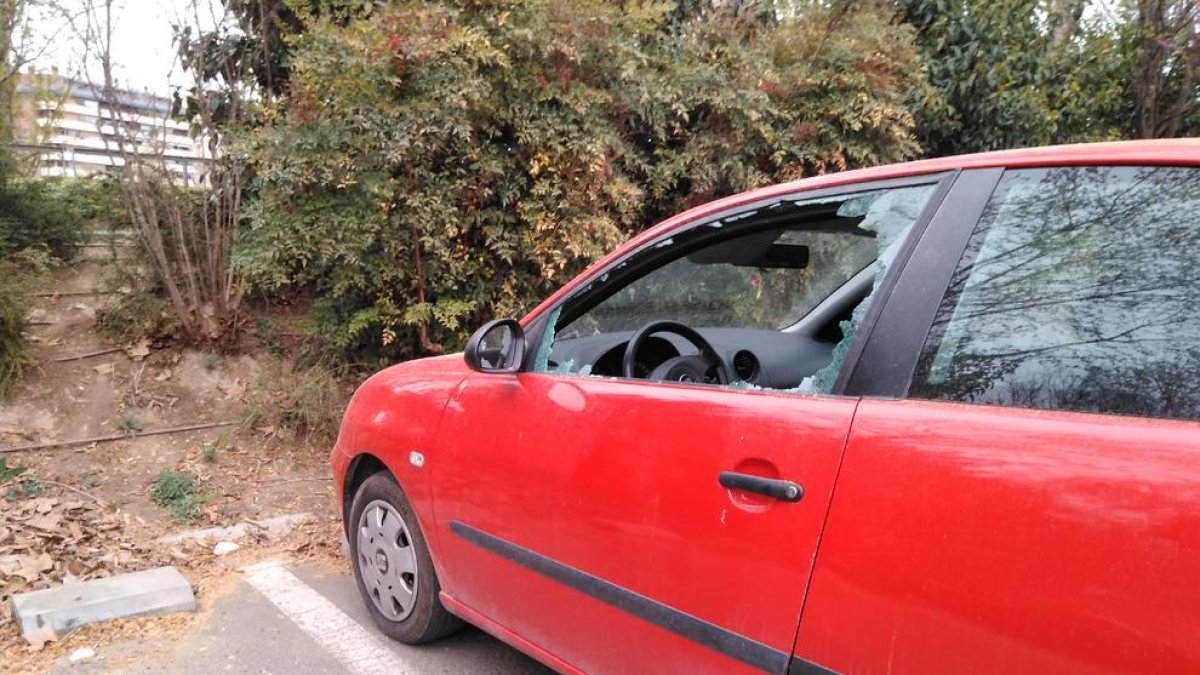 Un vehicle amb la finestra trencada i al qual li faltava la ràdio.