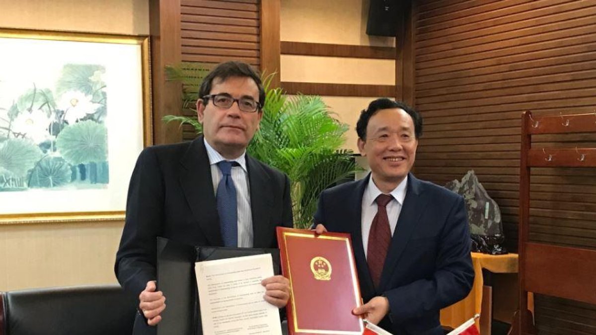 Carlos Cabanas, amb el viceministre xinès, Li Yuanping, després de la firma dels acords.