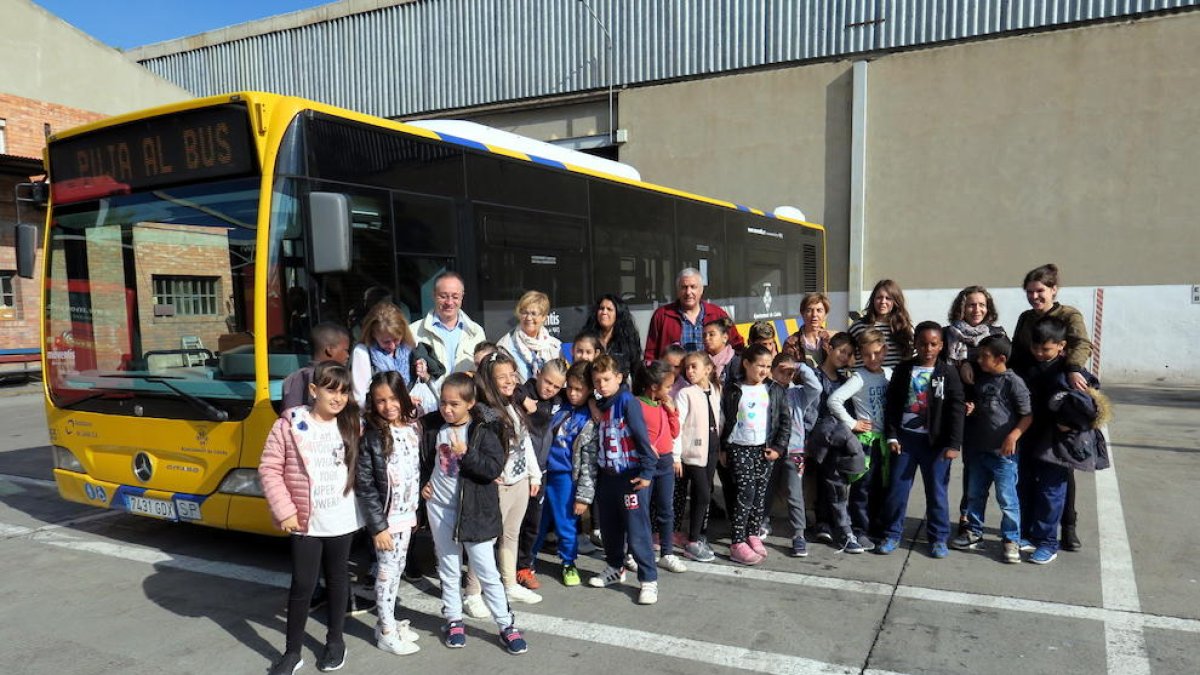 Alumnes de tercer de l’escola Santa Maria de Gardeny, ahir a les cotxeres d’Autobusos de Lleida.
