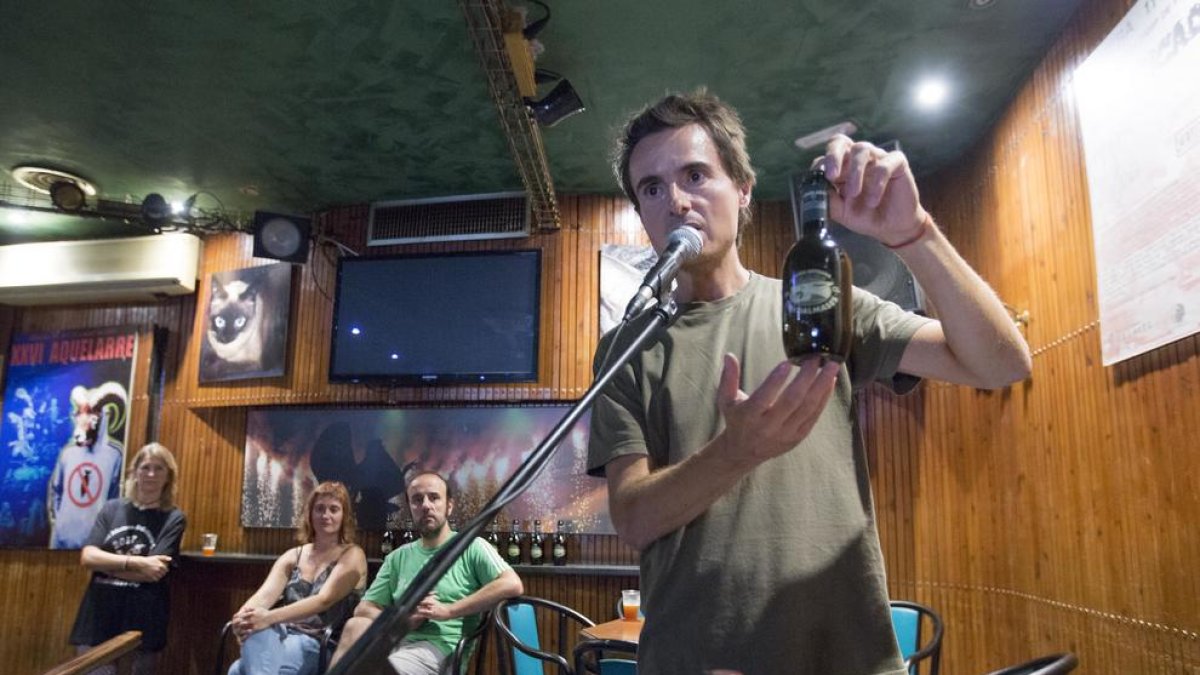 Un moment de la presentació ahir de la cervesa Aquelarre, de la Casa Dalmases.