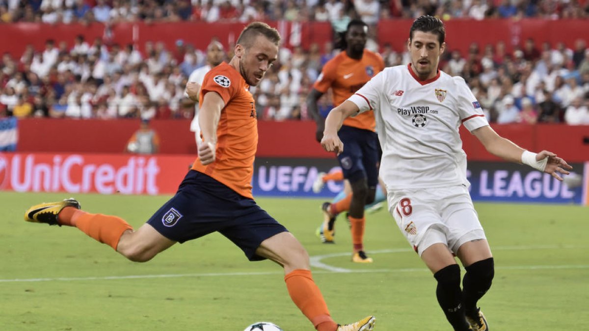 Edin Vista, autor del segundo tanto de los turcos, se dispone a lanzar ante el sevillista Sergio Escudero.