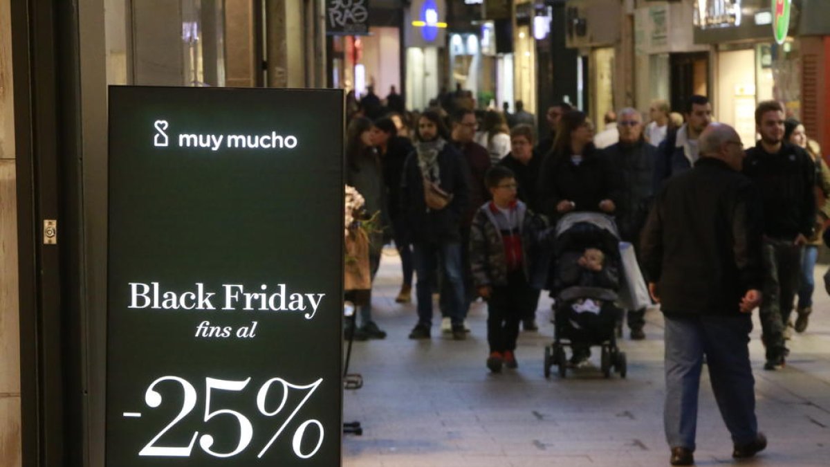 Els comerciants noten una baixada de les vendes però esperen recuperar-se amb la campanya de Nadal