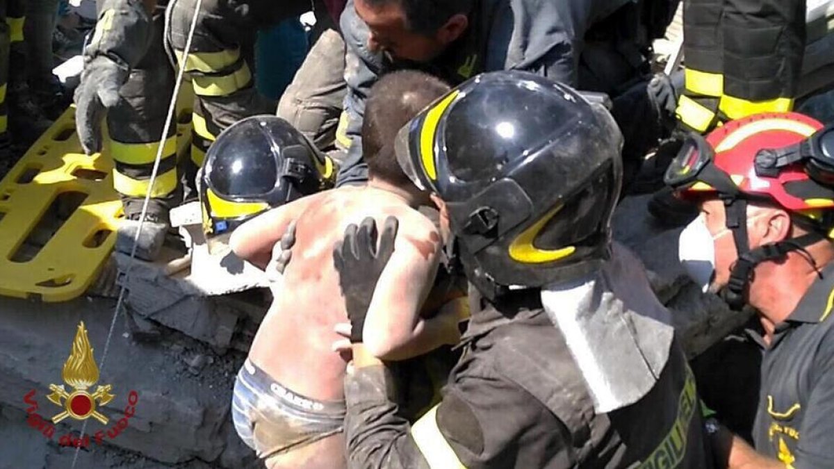 Bombers rescaten un petit atrapat a la runa després del terratrèmol a l’illa d’Isquia.