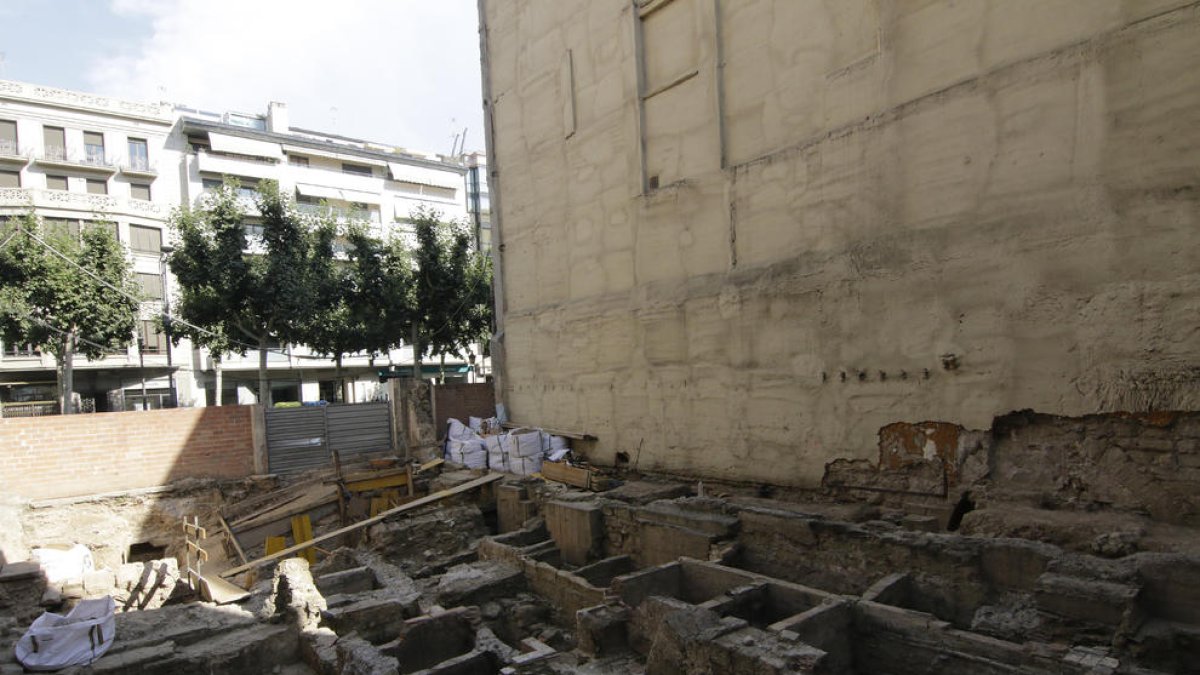Estat de les restes excavades al solar de Ferran, d’uns 380 metres, on es construirà l’edifici.