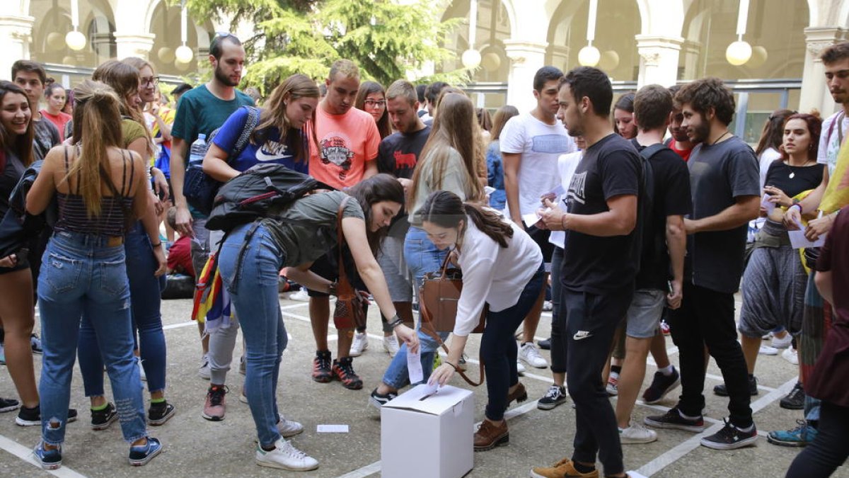 Estudiants es tanquen indefinidament al rectorat en defensa del referèndum