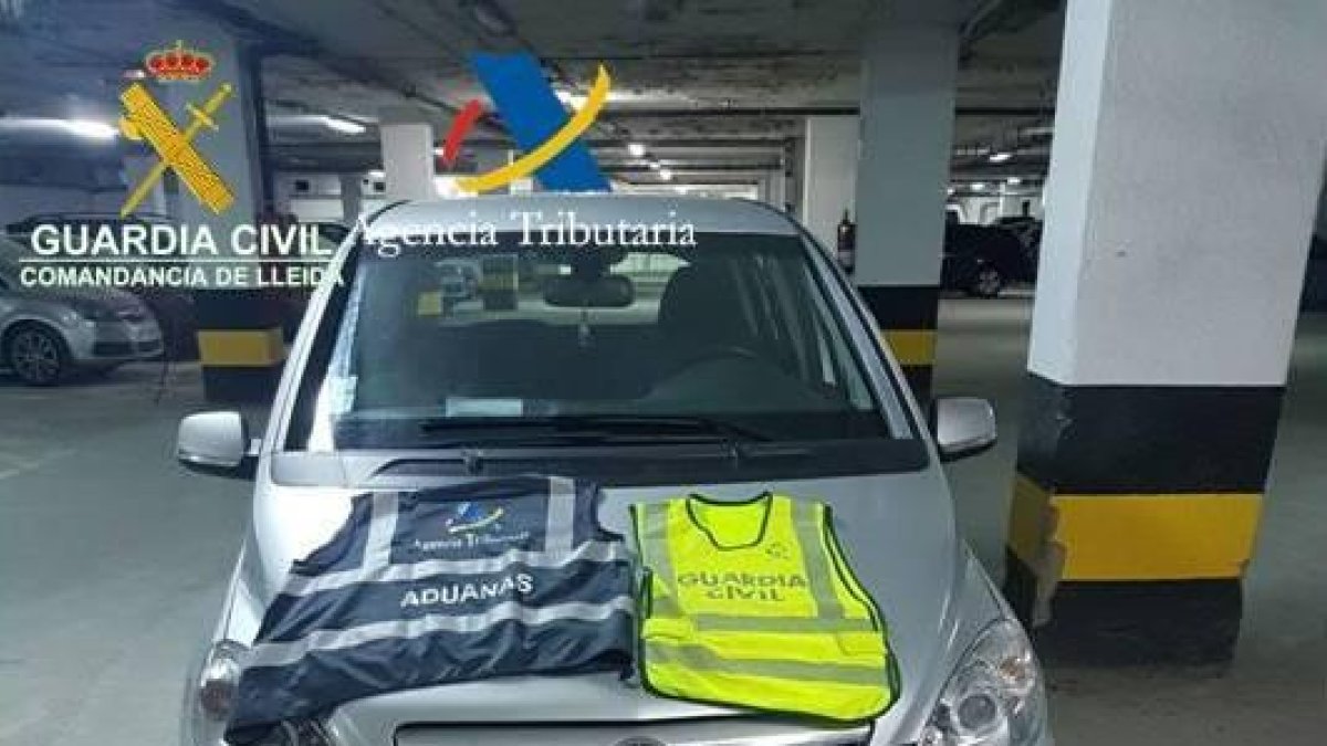 Vista del tabaco intervenido en un vehículo en la Farga de Moles.