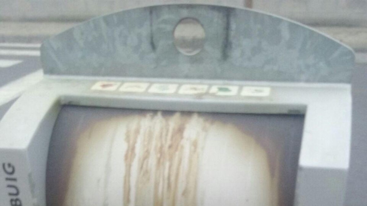 Un dels contenidors que es van cremar a Bell-lloc.