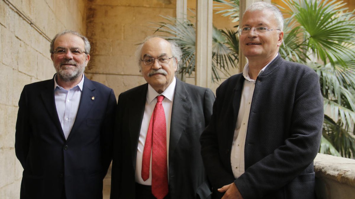 Mas-Colell, ayer con del presidente de la Diputación, Joan Reñé, y el del IEI, Josep M. Solé i Sabaté.