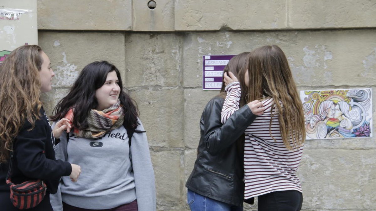 Momento de la ‘Besada Popular’ celebrada en la plaza de la Catedral.