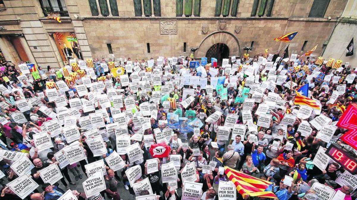 La Generalitat paga les nòmines dels funcionaris i publica els llocs on votar