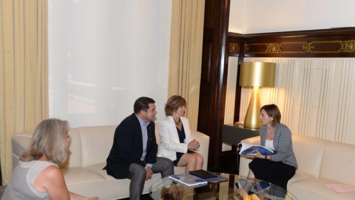 La presidenta del Parlament recibió el informe de manos de Borràs.