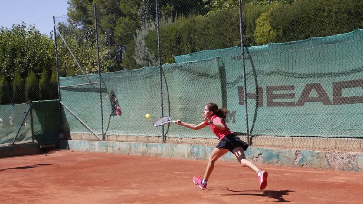 La tenista lleidatana Núria Pérez, en una acció de la jornada d’ahir.