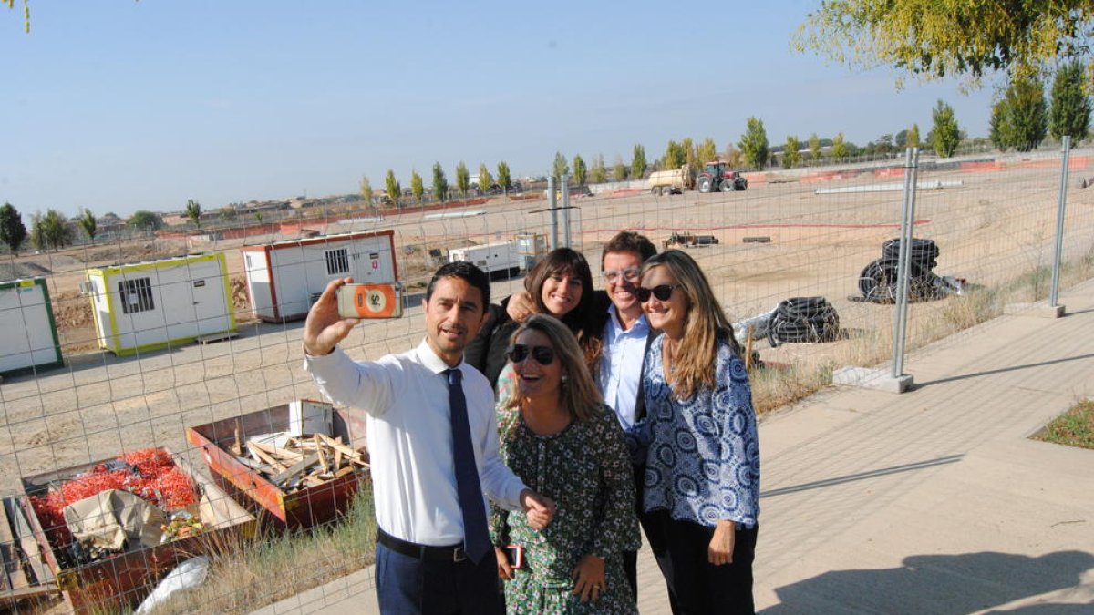 Damià Calvet haciéndose un selfie con miembros del departamento de Territorio y Sostenibilidad.